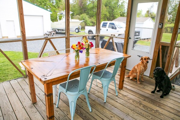 Outdoor dining - Summer's Sea Shanty on Chincoteague Island (Chincoteague)