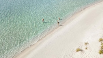 Na praia, espreguiçadeiras