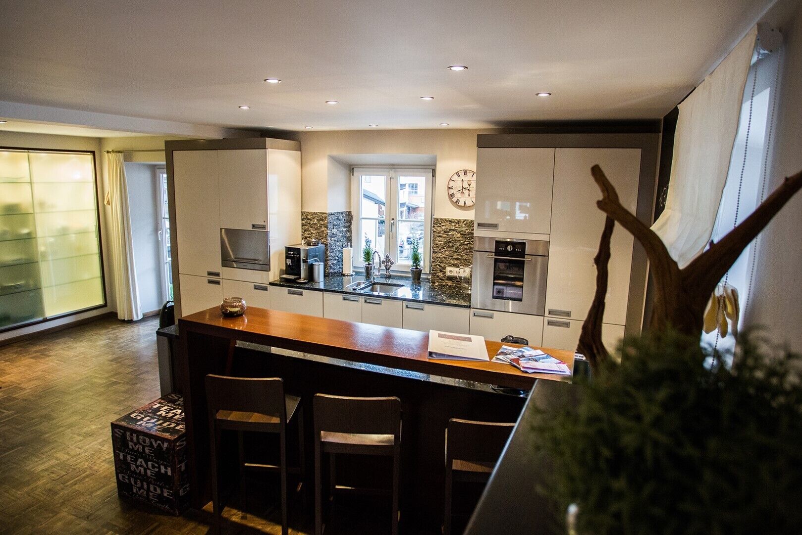 冷蔵庫、オーブン、コンロ、食器洗い機