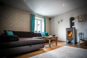 Smart-TV, Kamin, DVD-Player, Bücher