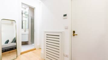 Ein modernes Badezimmer mit Dusche, Toilette und Waschbecken.