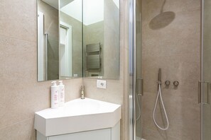 Douche, sèche-cheveux, serviettes fournies, savon
