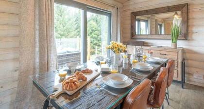 Treetops Luxury Log Cabin - Hot tub, BBQ & Sauna