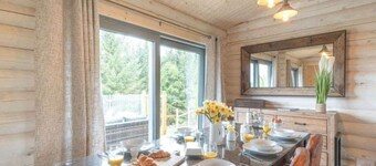 Treetops Luxury Log Cabin - Hot tub, BBQ & Sauna