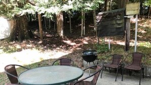 Outdoor dining - The Tudor Barn - Tudor Style Barn House.  Sleeps 5! (Ludington)