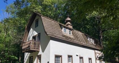 The Tudor Barn - Tudor Style Barn House. Sleeps 5!