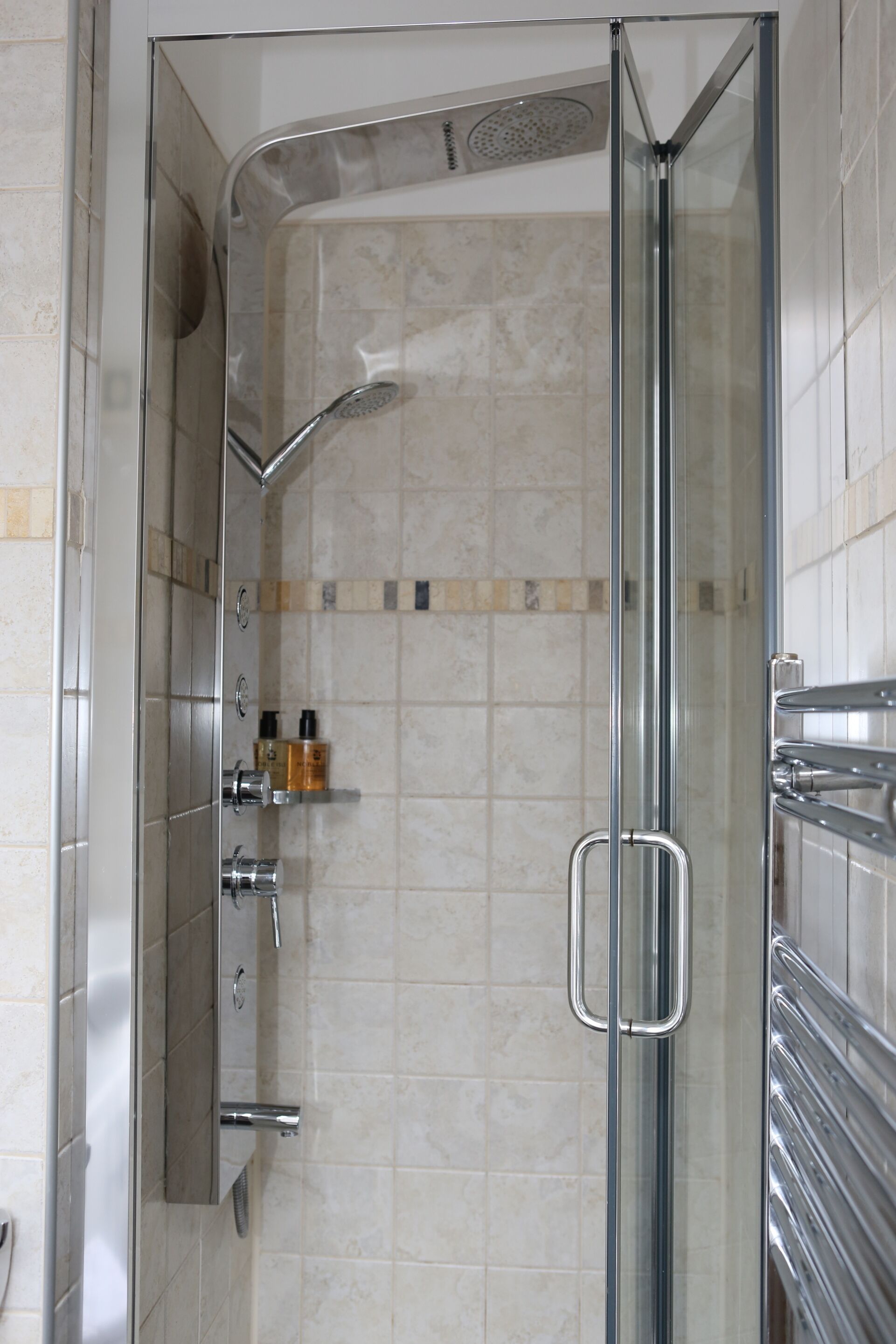 Chambre avec lits jumeaux, salle de bains attenante | Salle de bain