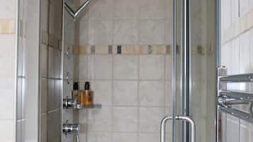 Chambre avec lits jumeaux, salle de bains attenante | Salle de bain