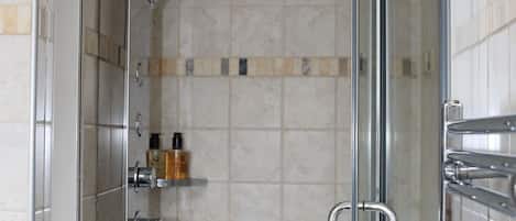 Habitación con 2 camas individuales, baño en la habitación | Baño