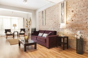 TV, DVD-spiller, bøker og stereoanlegg