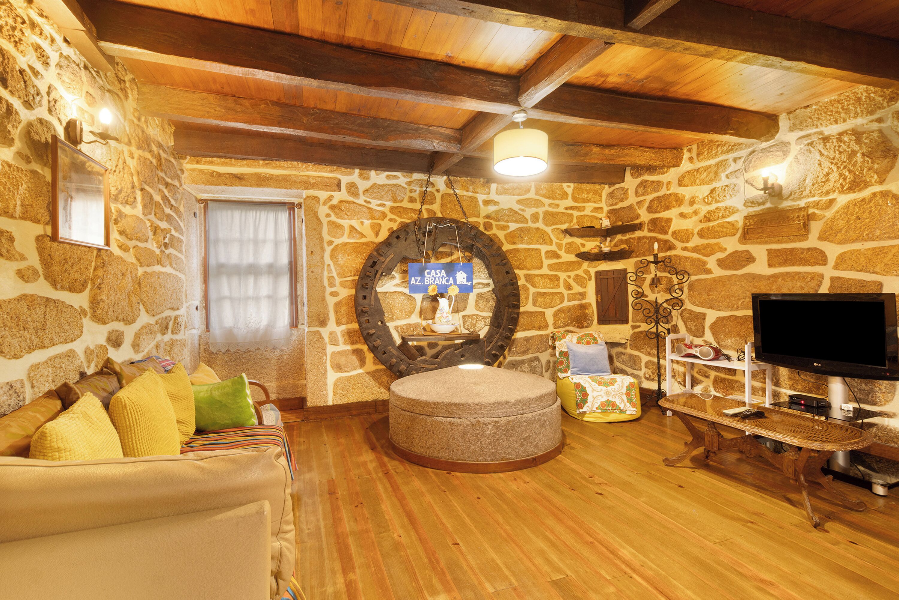 Fernseher, Kamin, Stereoanlage