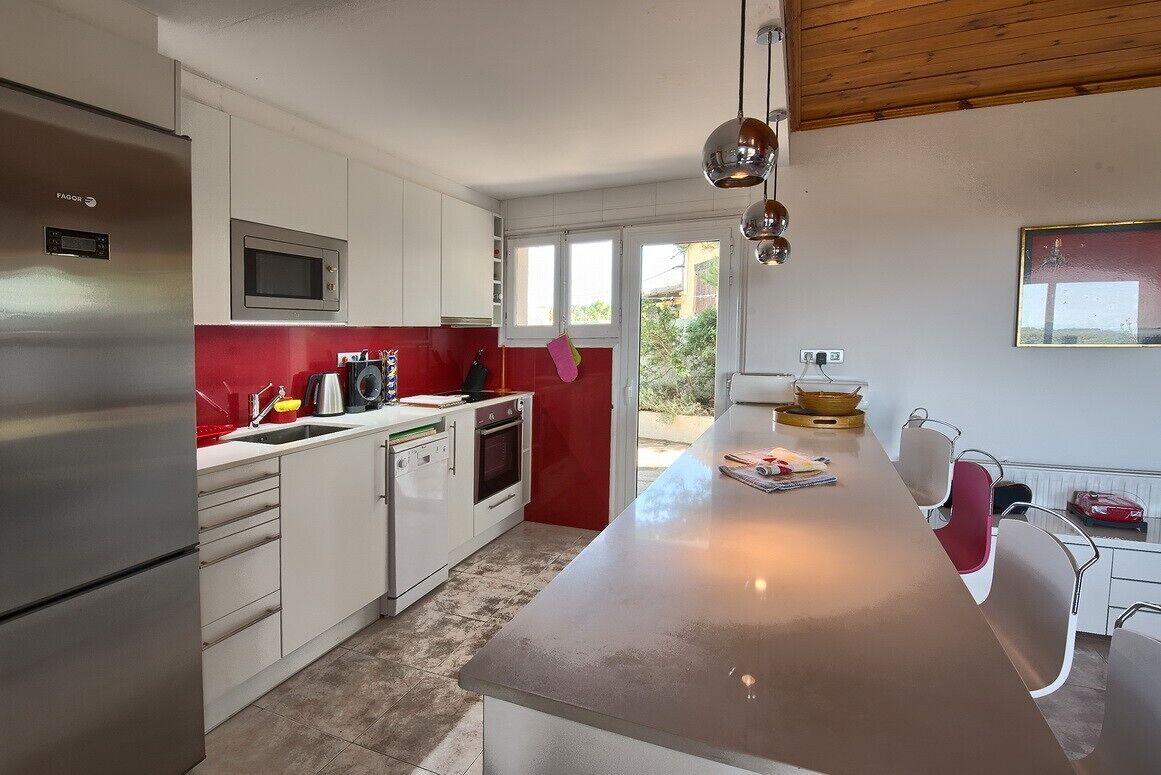 Kjøleskap, mikrobølgeovn, kokeplater og oppvaskmaskin