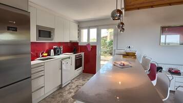 Kjøleskap, mikrobølgeovn, kokeplater og oppvaskmaskin