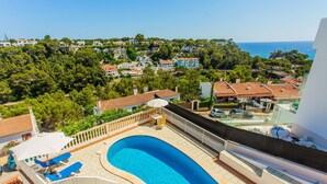 A rooftop pool with lounge chairs, a view of the sea, and a residential area in the background. - Holiday Home 'Villa Lidia' with Sea View, Private Pool and Wi-Fi (Serpentona)
