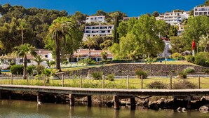 A bridge over water with a white building in the background. - Holiday Home 'Villa Lidia' with Sea View, Private Pool and Wi-Fi (Serpentona)