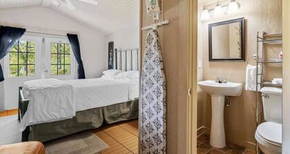 Historic Guest Cottage • Pet-Friendly • Walk to Downtown Bonham