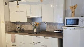 Een koelkast, een microgolfoven, een kookplaat