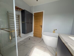 Shower, hair dryer, towels, soap - Large outstanding house, 20 mins from the beach with gardens, pool & hot tub (Wimborne)
