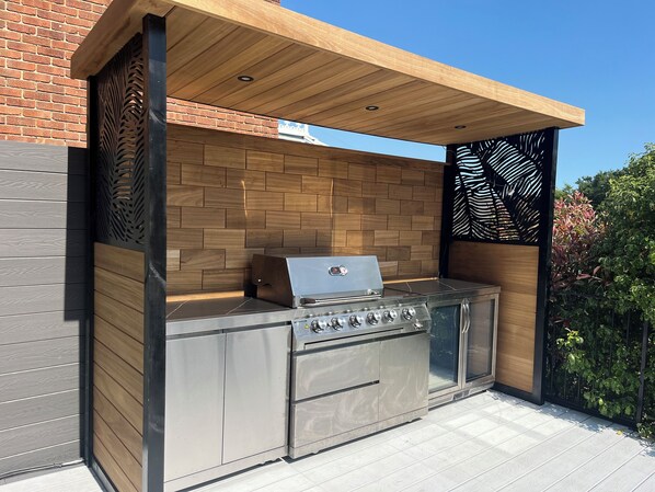 Property grounds - Large outstanding house, 20 mins from the beach with gardens, pool & hot tub (Wimborne)