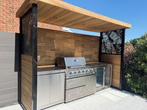 Large outstanding house, 20 mins from the beach with gardens, pool & hot tub