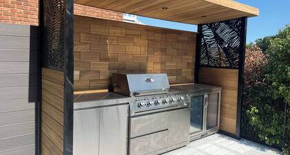 Large outstanding house, 20 mins from the beach with gardens, pool & hot tub