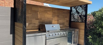 Large outstanding house, 20 mins from the beach with gardens, pool & hot tub