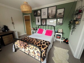 4 bedrooms, iron/ironing board, free WiFi, bed sheets