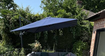 Large outstanding house, 20 mins from the beach with gardens, pool & hot tub