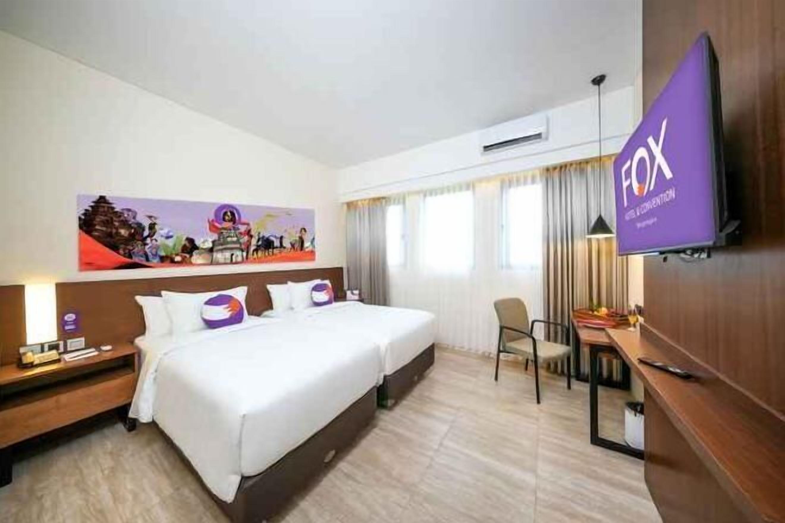 Escritorio y espacio para trabajar con laptop 