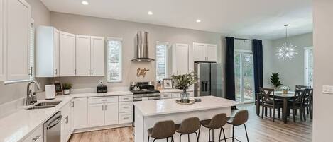 Een koelkast, een magnetron, een oven, een kookplaat