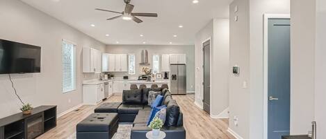 TV, caminetto, studio