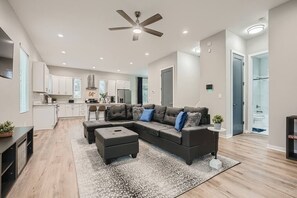 Televisión, chimenea y oficina 