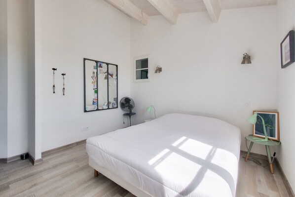 5 habitaciones, tabla de planchar con plancha y wifi gratis