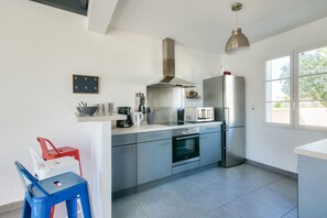 Refrigerador, microondas, horno y lavavajillas