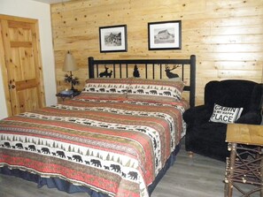 Egyptian cotton sheets, premium bedding, pillow-top beds, desk - Creekside Lodge (Markleeville)