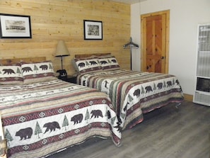 Egyptian cotton sheets, premium bedding, pillow-top beds, desk - Creekside Lodge (Markleeville)