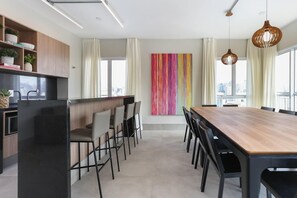 Kühlschrank, Mikrowelle, Herdplatte, Wasserkocher mit Kaffee-/Teezubehör