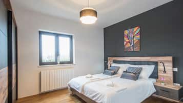 3 bedrooms, iron/ironing board, travel crib, free WiFi