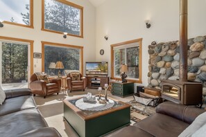 House, 3 Bedrooms | Living area | Streaming services - Pine Tree Cottage 3 Bedroom Home by NW Comfy Cabins by RedAwning (Leavenworth)