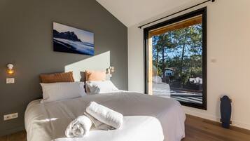 6 bedrooms, iron/ironing board, WiFi, bed sheets