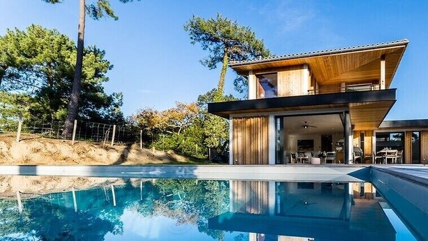 A modern two-story house with a swimming pool in front. - SPRING . KEYWEEK - Contemporary villa with pool in the hea (Anglet)