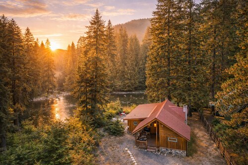 Rivers Edge 2 Bedroom Home by NW Comfy Cabins by RedAwning