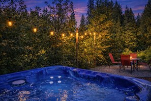 Outdoor dining - Rivers Edge 2 Bedroom Home by NW Comfy Cabins by RedAwning (Leavenworth)