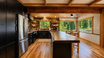 Cabin, 2 Bedrooms | Private kitchen | Fridge, oven, coffee/tea maker, toaster