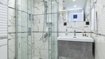 ห้องดับเบิล | ห้องน้ำ | ไดร์เป่าผม, รองเท้าสวมภายในห้อง, ผ้าเช็ดตัว, สบู่