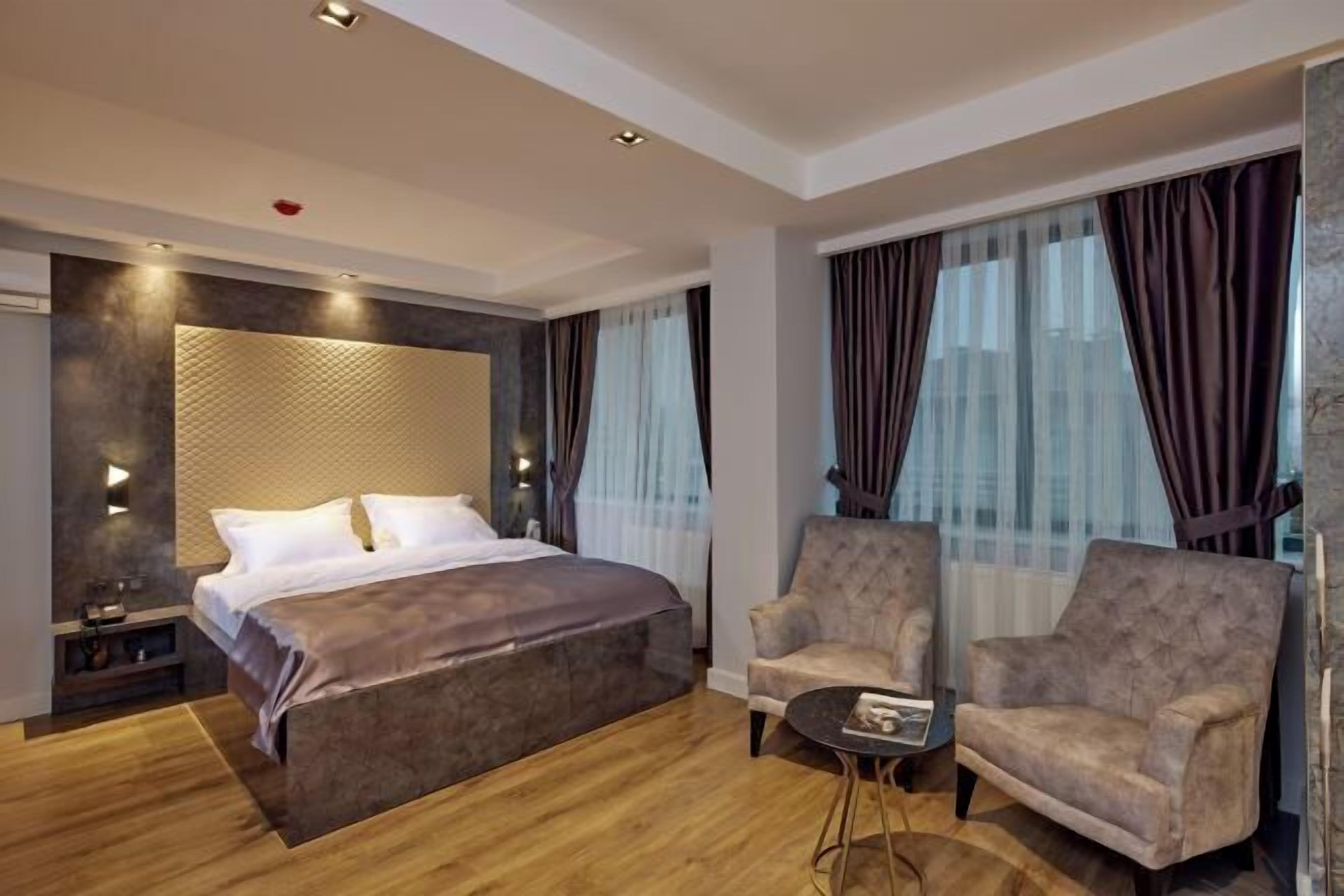 In-room safe, desk, laptop workspace, iron/ironing board