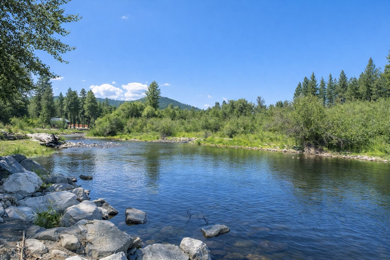 Un río con aguas cristalinas, rodeado de rocas y vegetación.
