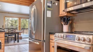 House, 5 Bedrooms | Private kitchen