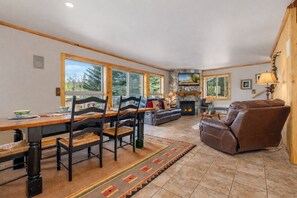 House, 5 Bedrooms | Living area | Streaming services