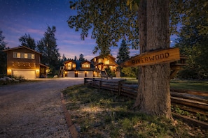 Exterior - Riverwood Lodge 5 Bedroom Home by NW Comfy Cabins by RedAwning (Leavenworth)